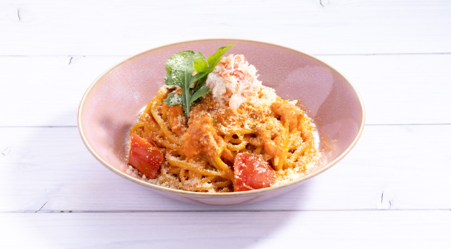 本ずわい蟹とルッコラのトマトクリームパスタ